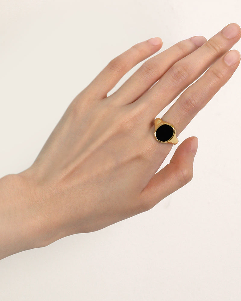 Wavy Round Signet Ring in Gold*18k Gold Plated, Black Onyx